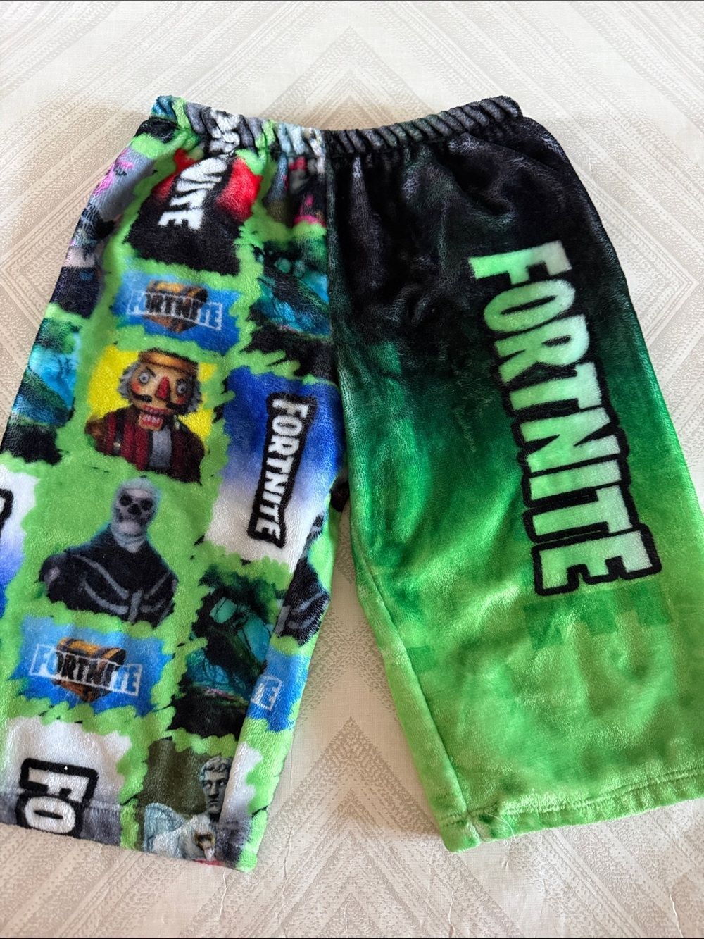 Fortnite Kids Youth Medium Plush Lounge Shorts Green Black Blue Gaming Print